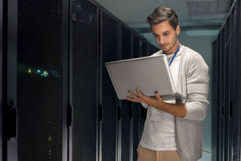 DEKRA Arbeitsmarkt-Report:  IT-Security-Fachkräfte verzweifelt gesucht